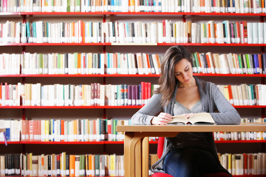 A leitura diária e a revisão dos textos escritos estão entre os cinco hábitos que vão melhorar a sua redação