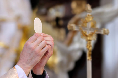 Corpus Christi é realizado anualmente 60 dias após a Páscoa em homenagem ao sacramento da eucaristia.