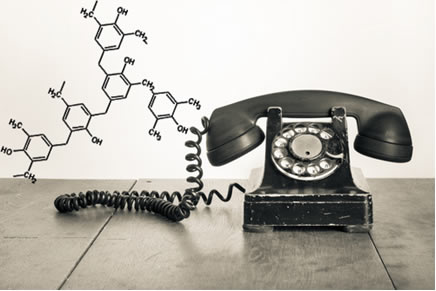 O telefone na imagem é feito de baquelite