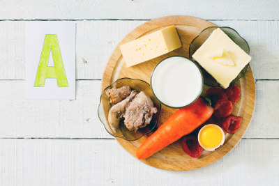 A vitamina A é encontrada em alimentos de origem animal, vegetais folhosos verde-escuros e alguns frutos