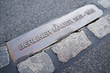 O muro de Berlim começou a ser erguido em 1961 com o objetivo de isolar a parte ocidental da capital alemã