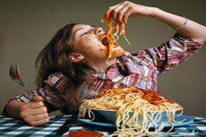 A alta e rápida ingestão de alimento, após longos períodos intencionais de dieta ou jejum, pode caracterizar a bulimia.