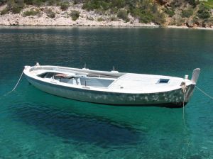 O barco não afunda graças ao empuxo.
