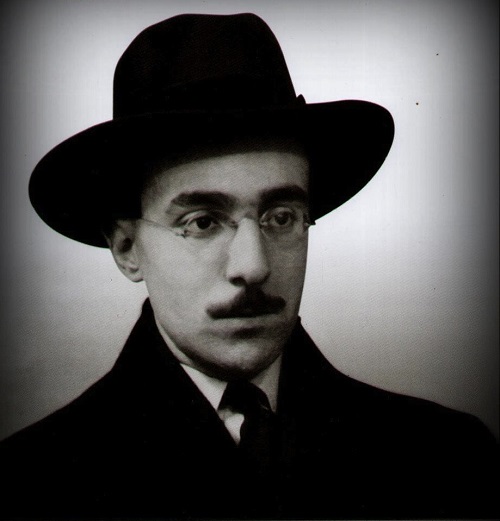 Fernando Pessoa nasceu em Lisboa, no dia 13 de junho de 1888. Faleceu na mesma cidade, no dia 29 de novembro de 1935, aos 47 anos