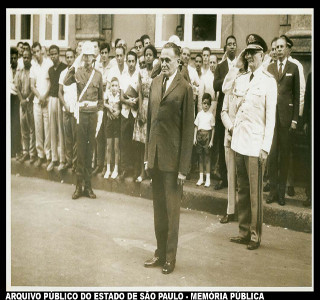 Marechal Humberto Castelo Branco em visita ao Supremo Tribunal Militar, em 1965. Com o AI-1, Castelo Branco tornou-se presidente do Brasil.*