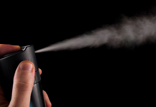 Gás saindo da lata de desodorante A velocidade com a qual o gás de desodorante sai do recipiente não permite que ele troque calor com o meio.