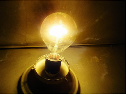 A luz vinda de uma lâmpada incandescente não é polarizada