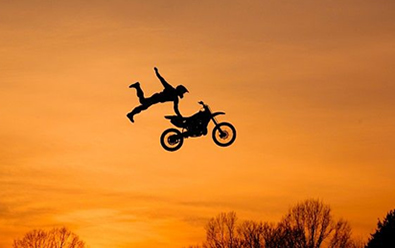 Um ponto fixo em uma roda de motocicleta, por exemplo, descreve movimento circular em relação aos respectivos eixos de rotação