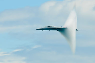Momento em que a aeronave quebra a barreira do som