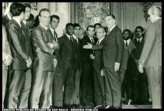 O ditador-presidente Médici com a equipe de futebol campeã da Copa do Mundo de 1970.*