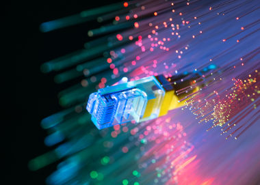 As fibras ópticas funcionam com base no Princípio da Reflexão Total da luz e são largamente utilizadas nas telecomunicações