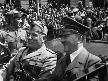 Mussolini (à esquerda) ao lado de Adolf Hitler