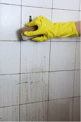 O ácido clorídrico impuro é conhecido como ácido muriático e é usado na limpeza de azulejos