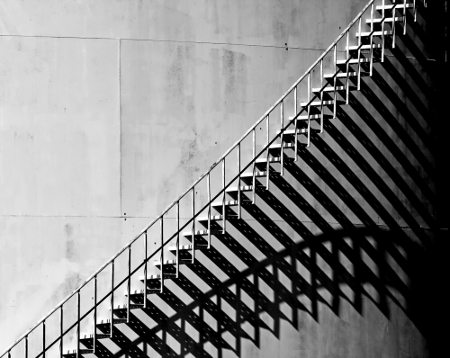 As sombras dos degraus formam um feixe de segmentos de reta paralelos