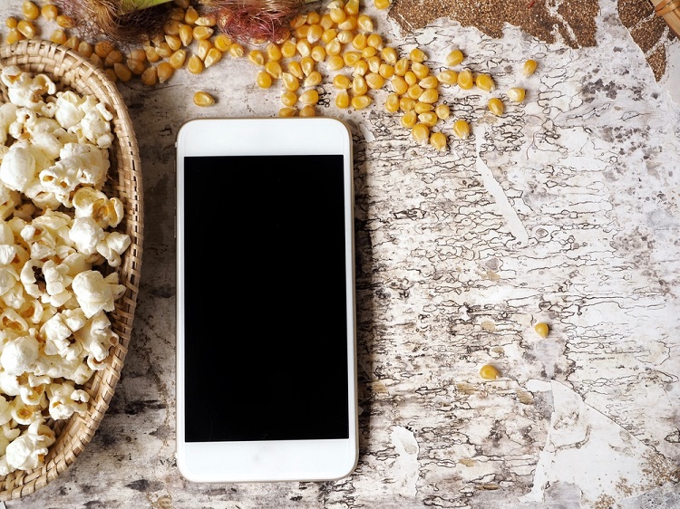 Celular e milho de pipoca As ondas de rádio e as micro-ondas são capazes de aquecer os grãos de milho por meio de um processo chamado aquecimento dielétrico.