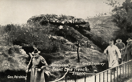 Cartão postal de 1900 que descreve o general americano Pershinge nas trincheiras da linha de frente, durante a Primeira Guerra Mundial*