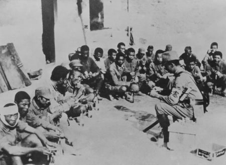 Chineses capturados pelos japoneses após a Batalha em Xangai, em novembro de 1937