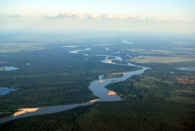 Visão aérea do Rio Araguaia, que se origina nos domínios do Cerrado