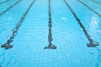 Uma piscina aparenta ser mais rasa do que é por causa da refração da luz