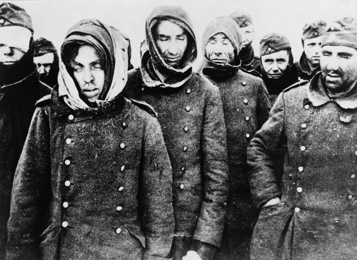 Soldados alemães presos em Stalingrado, em 1943