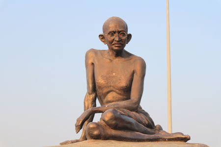 Estátua em homenagem a Mahatma Gandhi, localizada em Malpe, região ao sul da Índia*