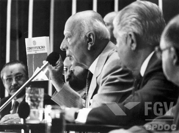 Ulysses Guimarães, presidente da Constituinte, apresentando o texto final da Constituição de 1988.*
