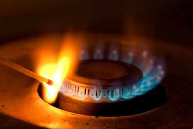 A energia de ativação da combustão do gás de cozinha é fornecida pelo fósforo aceso