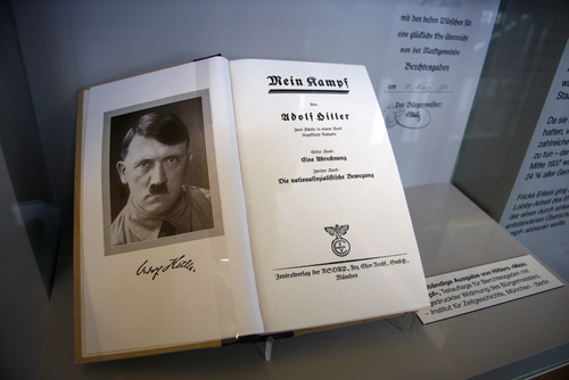 Exemplar da obra “Minha Luta”, de Adolf Hitler *
