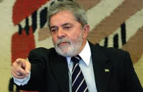 Eleito em 2002, Luís Inácio Lula da Silva, o Lula, re-democratizou o país, investindo em classes baixas.