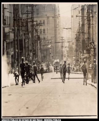 Repressão policial à manifestação de estudantes em Belo Horizonte, em 1966. O AI-2 levou de volta às ruas os estudantes *