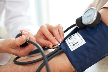 Pessoas hipertensas apresentam pressão superior a 140/90mmHg