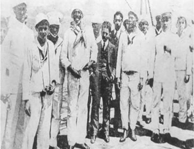 João Cândido, o homem alto e sorridente ao centro, principal líder da Revolta da Chibata. Foto de O Malho, de 03/12/1910