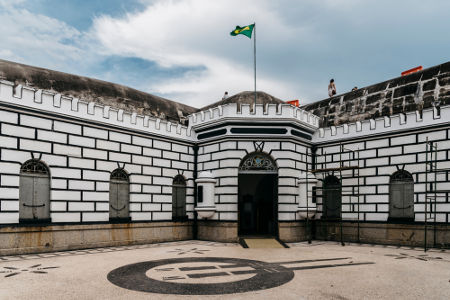 A Revolta do Forte de Copacabana de 1922 contaria com a participação de Prestes, mas uma doença (tifo) impediu-o*