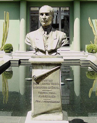 Busto de Pedro Ludovico Teixeira, Palácio das Esmeraldas, Goiânia – Goiás *