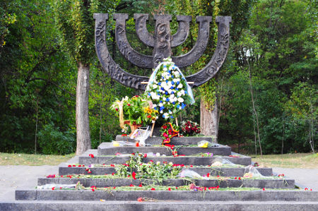 Memorial construído em Kiev em homenagem a todos os judeus que foram mortos durante o Massacre de Babi Yar *