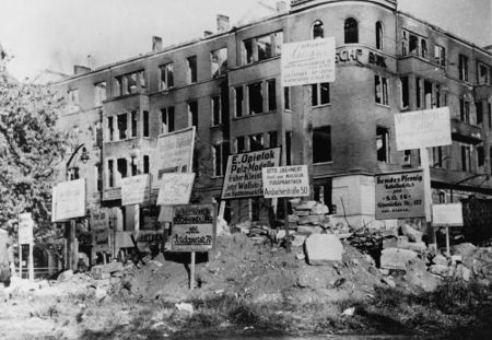 Prédio alemão localizado na cidade de Berlim, destruído pouco antes do ataque soviético. Foto de março de 1945