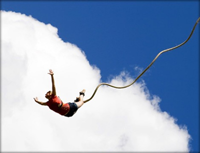 Durante a queda de um salto de bungee jumping, a energia potencial gravitacional se converte gradualmente em energia cinética