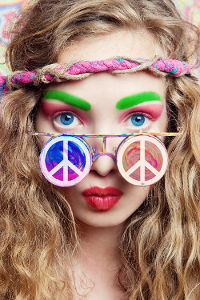 As cores e o símbolo da paz caracterizavam os membros do movimento hippie