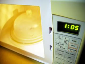Forno que produz micro-ondas.