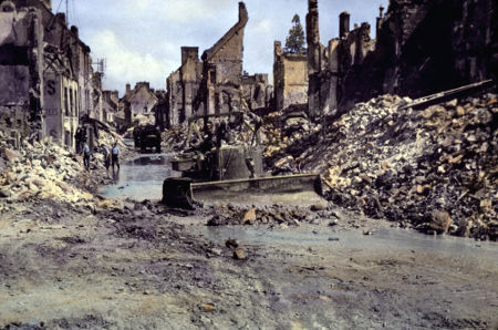 Imagem de cidade francesa na Normandia completamente destruída pelos combates entre aliados e alemães em 1944