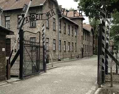Portão de entrada do campo de concentração de Aushwitz, o principal símbolo do holocausto.