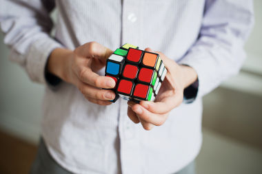 O cubo é um sólido geométrico formado por seis quadrados congruentes