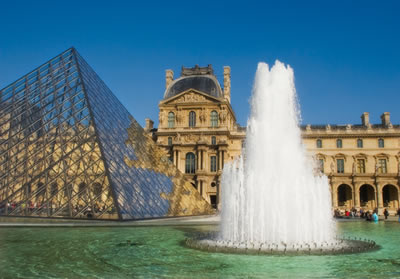 Museu do Louvre, em Paris. Um dos mais conhecidos e visitados museus do mundo.*