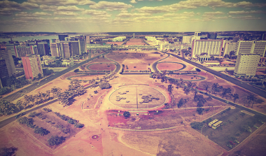 A construção de Brasília resultou do antigo projeto de transferência da capital para o centro do país*