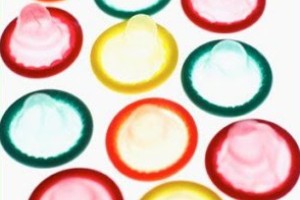 Camisinha: a melhor maneira de prevenir DSTs e a gravidez não planejada.