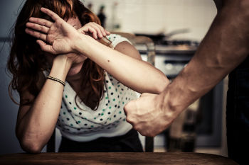 A maioria absoluta dos casos de violência contra a mulher acontece em casa