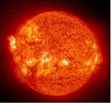 A fonte de energia que mantém o Sol vivo são as reações de fusão em seu núcleo