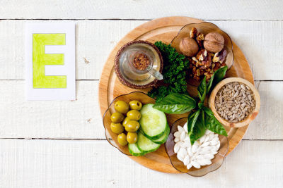 Vegetais verde-escuros e sementes oleaginosas são fontes de vitamina E