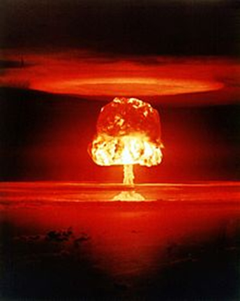 Na explosão de uma bomba atômica, reações nucleares com átomos de urânio 235, obtém-se energia equivalente à quantidade de 50 mil e 100 mil toneladas