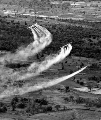 Aeronave norte-americana lançando o Agente Laranja, responsável por desfolhar árvores, em foto de 1966